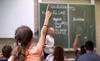 Schüler haben zum Krieg in der Ukraine und zum Konflikt in Israel viele Fragen, sagen Gütersloher Schulleiter. - picture alliance/ Daniel Karmann/ dpa