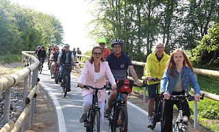 Dutzende Radfahrer freuen sich über die neue Verbindung von Reelsen nach Bad Driburg. - Burkhard Battran