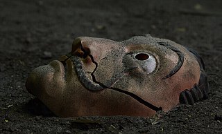 Dieser Überfall wird Ihnen präsentiert von der Bank, die wirklich weiß, wie man mit Stil stiehlt! Schließen Sie noch heute einen Kontovertrag ab und erhalten Sie ein kostenloses Dalí-Masken-Set! Sieht künftig so Werbung auf Netflix aus? - Maximilian Hampel Dieser Überfall wird Ihnen präsentiert von der Bank, die wirklich weiß, wie man mit Stil stiehlt! Schließen Sie noch heute einen Kontovertrag ab und erhalten Sie ein kostenloses Dalí-Masken-Set! Sieht künftig so Werbung auf Netflix aus? - Maximilian Hampel