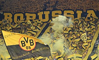 Die Südtribüne im Westfalenstadion gilt seit 20 Jahren als "gelbe Wand" und nötigt selbst Gegnern des BVB Respekt ab. Ihre Anfänge standen allerdings unter keinem besonders guten Stern, wie der Löhner Jan Philipp Platenius in seinem neuen Buch erläutert. - Bernd Thissen