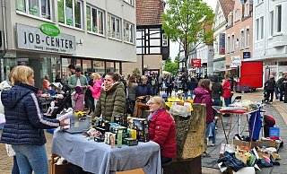 Am Sonntag ist die Fußgängerzone beim Kinderflohmarkt mit vielen Ausstellern und Schnäppchenjägern gut gefüllt. - Alexandra Stratmeier