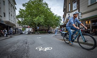 Fahrradfahrer haben auf dem Platz bald eine eigene Spur und sind vom Bürgersteig runter. Ein Poller sperrt dann die Autos aus. - Sarah Jonek / Jonek Fotografie