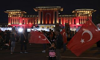 Anhänger des türkischen Präsidenten Erdogan versammeln sich vor dem Präsidentenpalast. Der amtierende türkische Präsident Erdogan hat die Stichwahlen in seinem Land für gewonnen erklärt und damit seine Herrschaft auf ein drittes Jahrzehnt ausgedehnt. - dpa