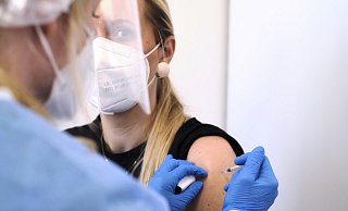 In Löhne werden am Freitag und Samstag zusätzliche Corona-Schutzimpfungen angeboten. Im ehemaligen Saturn in Herford werden die Impfzeiten hingegen gekürzt. - Thorsten Ulonska
