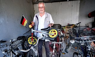 Der frühere Gesamtschullehrer Ludger Klein-Ridder (75) aus Gütersloh kümmert sich ehrenamtlich um das Projekt "Fahrräder für Flüchtlinge". - Andreas Frücht Der frühere Gesamtschullehrer Ludger Klein-Ridder (75) aus Gütersloh kümmert sich ehrenamtlich um das Projekt "Fahrräder für Flüchtlinge". - Andreas Frücht