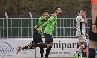 Jubel nach dem ersten Streich: Dino Bajric (Mitte) hat soeben das 1:0 für den SV Rödinghausen erzielt. Mit ihm freut sich Ramien Safi, der kurz darauf ebenfalls traf. - Joel Beinke