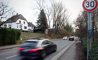 Im Bereich von Haus Wilm gilt auf der Weihestraße schon Tempo 30. Die Stadt hätte die Regelung gerne durchgehend ausgeweitet, scheiterte aber zunächst an Straßen NRW. Jetzt spricht sich auch der Kreis Herford gegen die Maßnahme aus. - Felix Eisele