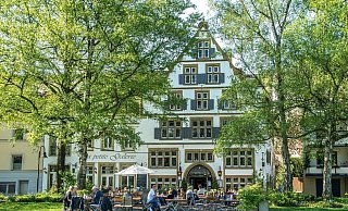 Das Galerie-Hotel mit der Kleinen Galerie liegt idyllisch am Paderquellgebiet. - Ewers