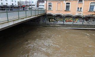An manchen Stellen trat vor Tagen das Hochwasser auf der Werre über die Ufer oder war wie hier am Lübbertor kurz davor. Jetzt soll am Jahresanfang nochmal Dauerregen auf die Region zukommen. - Claus Frickemeier