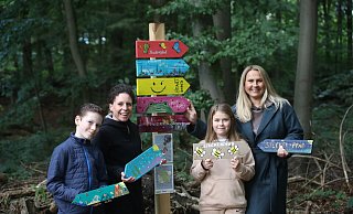 Nio (12, v.l.) mit Mutter Daniela Holzhausen (47), Lara (10) mit Mutter Irina Haller (43) machen sich auf den rund acht Kilometer langen Weg. - Claus Frickemeier