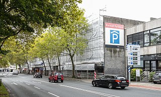 Am Karstadt-Parkhaus in der Elsa-Brändström-Straße wird die Fassade saniert. Voraussichtlich im Mai 2023 soll alles abgeschlossen sein. - Jörg Dieckmann