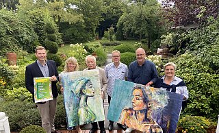 Volker Schäfers (Werbegemeinschaft, v. l.), Claudia Allroggen (Künstlerin), Manfred Schlaffer (Vorsitzender Kulturverein), Reinhard Brechmann (Gartenbesitzer), Uwe Seibel (Werbegemeinschaft), Anne Kersting (Künstlerische Leiterin) mit Kunstwerken von Allroggen im Garten von Kersting. - Dana Johanna Stoll