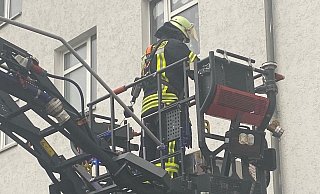 Die Feuerwehr wurde unter anderem mit der Drehleiter zu einem Zimmerbrand in einem Mehrfamilienhaus gerufen. - Löschzug Bad Driburg
