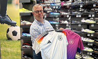 Gefragt sind bei Intersport Finke am Gütersloher Kolbeplatz vor allem die lila-pinken Auswärtstrikots der DFB-Elf, berichtet Mitarbeiter Stefan Heitmann. - Max Maschmann