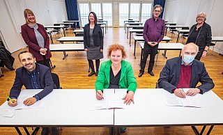 Die Spitzen von Rot-Grün-Rot unterzeichneten Anfang 2021 den Koalitionsvertrag: Wiebke Esdar (SPD, v.l.), Riza Öztürk (SPD), Daniela Kluge (Grüne), Christina Osei (Grüne), Florian Straetmanns (Linke), Bernd Vollmer (Linke) und Brigitte Stelze (Linke). Jetzt wird ihnen kein gutes Zeugnis ausgestellt. - Mike-Dennis Müller / www.mdm.photo