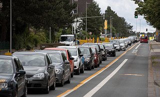 "Stop and Go" auf dem Stadtring. Die Gehwege werden saniert, zugleich ist die Straße aber als Umleitung für die gesperrte Hauptstraße und die Brackweder Straße ausgewiesen. - Oliver Krato