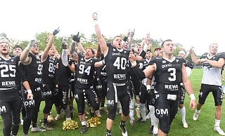 Teamkapitän Jan Prößdorf (Nummer 40) und seine Bande bejubelten die 8:13-Niederlage wie einen Sieg. Aufgrund des besseren direkten Vergleiches spielen die Dolphins in der kommenden Saison erstklassig. - Jörg Manthey
