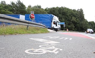 Hier soll eine Ampelanlage gebaut werden, auch um die Radfahrer zu schützen. - Björn Kenter
