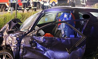 Der Seat wurde schwer beschädigt auf ein Feld geschleudert. - Polizei Minden-Lübbecke