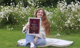 Lisa Gerland mit dem Cover ihrer neuen Geschichte "When The Movie Ends". - Lisa Gerland