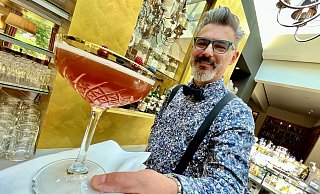 Barkeeper Ugur Dervisoglu tritt bei den Deutschen Meisterschaften der „German Bartender’s Guild“ in Frankfurt an. Für die NW hat er seinen Meisterschaftsbeitrag schon einmal fachgerecht gemixt. - Jens Reddeker