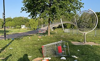 Einkaufs- statt Bollerwagen: Allein rund um die Glacisbrücke standen am Freitagmorgen noch sieben Stück herum und fügten sich perfekt in das Bild von Scherben und Müll ein. MT-Foto: - Patrick Schwemling