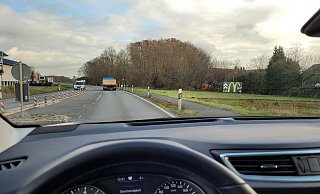 Für Autofahrer ist die Werbefläche von McDonalds an der Osnabrücker Straße gut zu sehen. Im Rathaus ist man der Meinung, dass die Tafel dort nicht stehen darf. - Florian Weyand