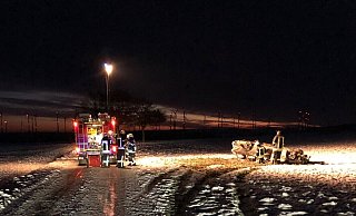 Der bei Fürstenberg verunglückte BMW liegt ausgebrannt auf einem Feld. - Polizei Paderborn