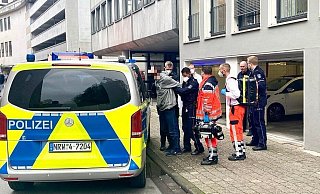 Polizeibeamte haben den Mann nach dem Raubüberfall in der Altstadt gefesselt und am Streifenwagen fixiert. - Jens Reichenbach