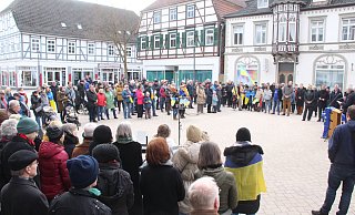 Mehr als als 250 Menschen kommen auf dem Marktplatz in Brakel zu der Friedenskundgebung zusammen. - Burkhard Battran