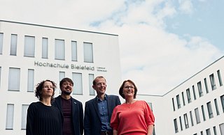 Die Professoren Mariam Dopslaf (v.l.), Christian Schwede, Ulrich Schäfermeier und Andrea Kaimann am Campus-Standort Langer Weg - Pollmeier / Hochschule Bielefeld