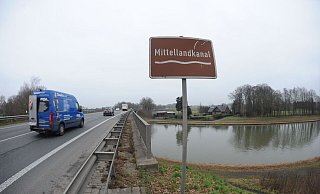 Am Mittellandkanal gibt es mögliche Flächen für den Krankenhausneubau - auf Espelkamper und auf Lübbecker Seite. - Joern Spreen-Ledebur