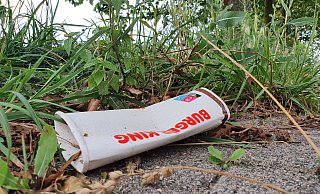 Achtlos weggeworfene Becher und Verpackungen säumen den neuen Fastfood-Tempel an der Berliner Straße. - Irja Most