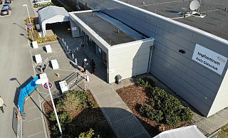 Im Impfzentrum des Kreises Gütersloh lässt jetzt ein Unternehmen seine Mitarbeiter durch die Impfstraßen schleusen. Andere kleine und mittelständische Betriebe könnten womöglich schon bald folgen. - Kreis Gütersloh