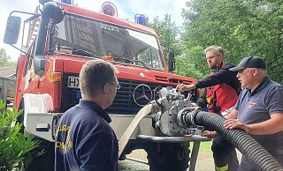 Mitglieder der Feuerwehr aus Höxter und Brakel waren mit der Bezirksreserve im Märkischen Kreis im Unwettereinsatz. Foto: Thomas Kube - Thomas Kube
