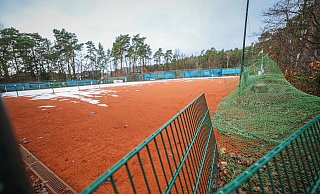 Weiße Schneeflecke zieren aktuell noch die Queller Tennisanlage unterhalb der Osnabrücker Straße. - Sarah Jonek