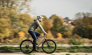 Der Bielefelder, der erstaunlich schnell mit einem E-Mountainbike beschleunigen konnte, musste schließlich zu Fuß weiter. - Smybolfoto: SP-X