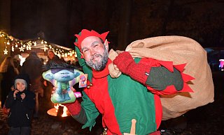 Bei der 3. Anno Wyhnacht holte Marktmeister und Weihnachtself Felix Morkes aus seinem geschulterten, beeindruckend großen Sack reichlich Geschenke für die kleinen Besucher heraus. - Jens Dünhölter