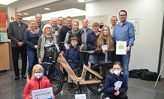 Vertreter der Kaufmannschaft, der Engeraner Grundschulen und des Autohauses Schnieder präsentierten das E-Bike - den Hauptgewinn bei der Kirschblütenfest-Tombola. - Mareike Patock
