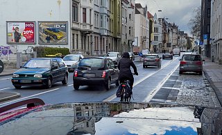 Die August-Bebel-Straße ist gerade fertig umgebaut - da muss schon wieder an den Gleisen geflickt werden. - zobe