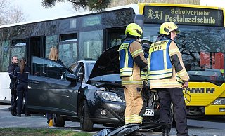 Ein Autofahrer aus Bünde nahm nach ersten Erkenntnissen dem Schulbus auf der Weseler Straße die Vorfahrt. - Katharina Eisele