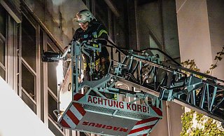 Eine Drehleiter wurde in Stellung gebracht, weitere Kräfte drangen in die Uni vor, wo im fünften Obergeschoss ein Feuer ausgebrochen war. - Paul Brinkmann