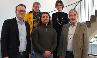 Alexander Kleinschmidt (Geschäftsführer des Werberings Brakel, v. l.), Förderer Hans-Hermann Fenske, Stipendiat Mohamed Alali, Katja Urhahne, Geschäftsführerin des Studienfonds OWL sowie Bürgermeister Hermann Temme. - Stadt Brakel