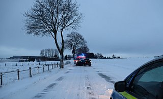 Schneeverwehungen wie hier auf der L754 bei Bad Wünnenberg-Haaren sorgten am Montagmorgen für Unfallgefahren. Vier Personen erlitten leichte Verletzungen. - Polizei Paderborn