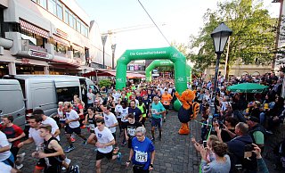 Mehr als 700 Läufer nahmen2019 beim Firmenlauf Höxter teil. - David Schellenberg