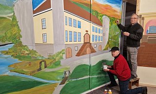 Karl-Josef Kruse (l.) und Günther Niedzballa schaffen das Panorama-Bühnenbild. - Privat