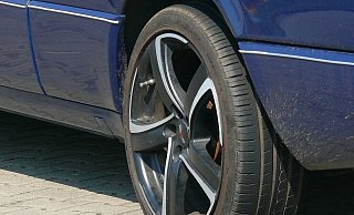 Ein Mann aus Bünde soll Ende Februar die Reifen von mehr als 30 Autos in Südlengern zerstochen haben. - Pixabay