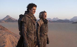 Paul Atreides (Timothee Chalamet, l.) und Lady Jessica (Rebecca Ferguson) fliehen vor den Harkonnens in die Wüste. - picture alliance