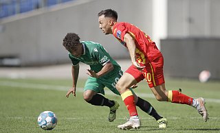 SCP-Joker Julian Justvan, der hier 96-Akteur Lawrence Ennali stehen lässt, erzielte den hochverdienten Ausgleichstreffer für die Gäste aus Paderborn. - Sielski-Press