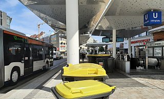 Verteilt über den Radweg: Mülltonnen auf dem Jahnplatz an der Bushaltestelle. - NW